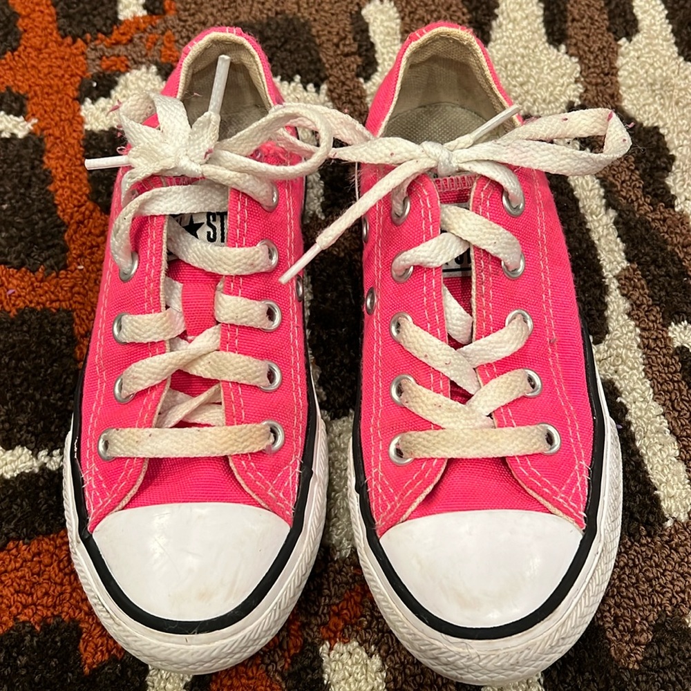 Hot pink chuck(Converse) good Condition needs to be washed!
